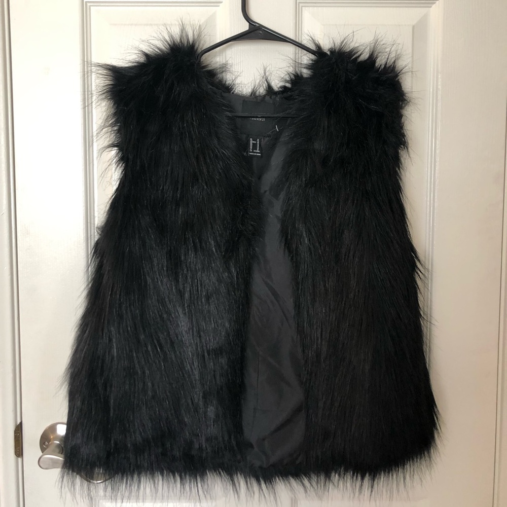 F21 BLACK FUR VEST (size M)